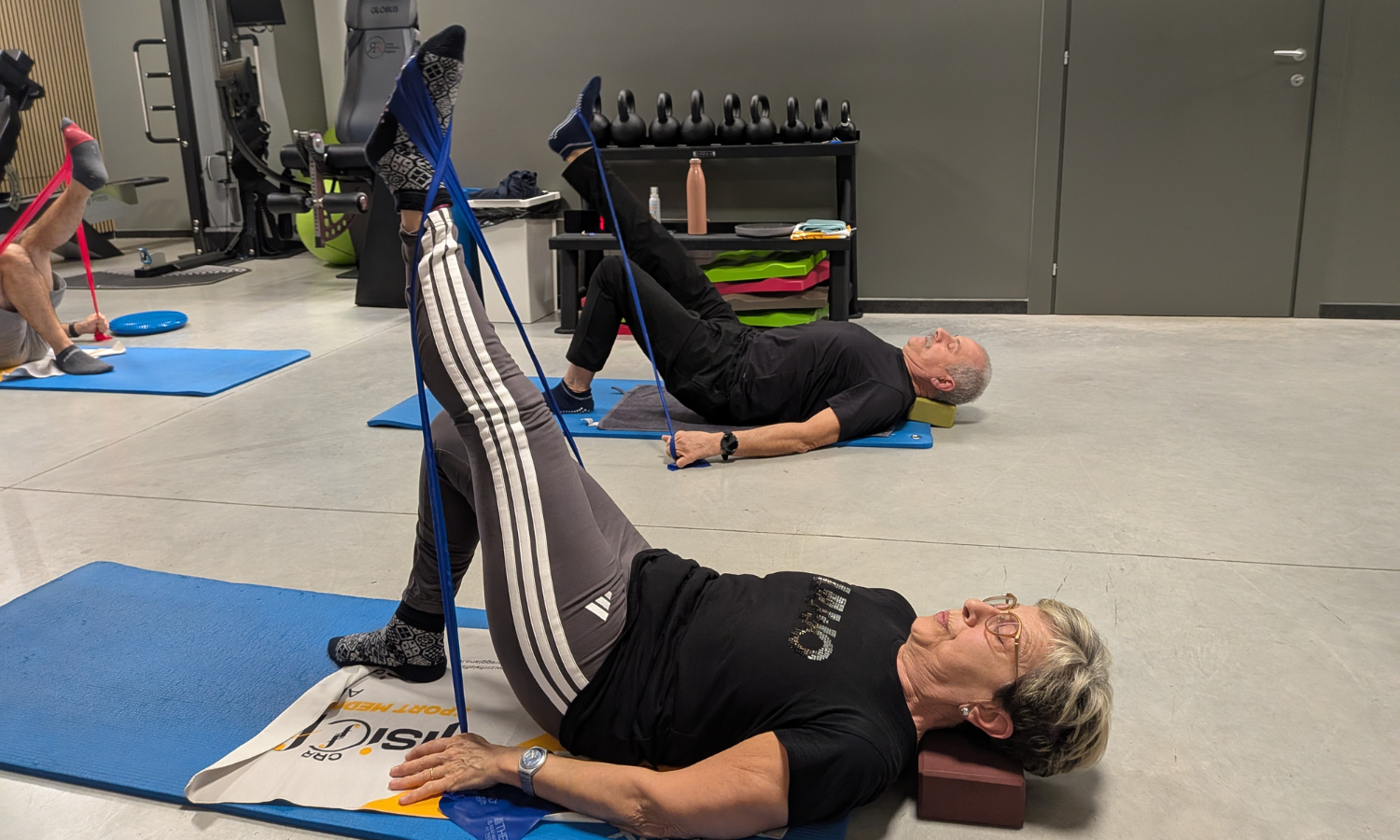 donna in menopausa che fa ginnastica leggera con elastico