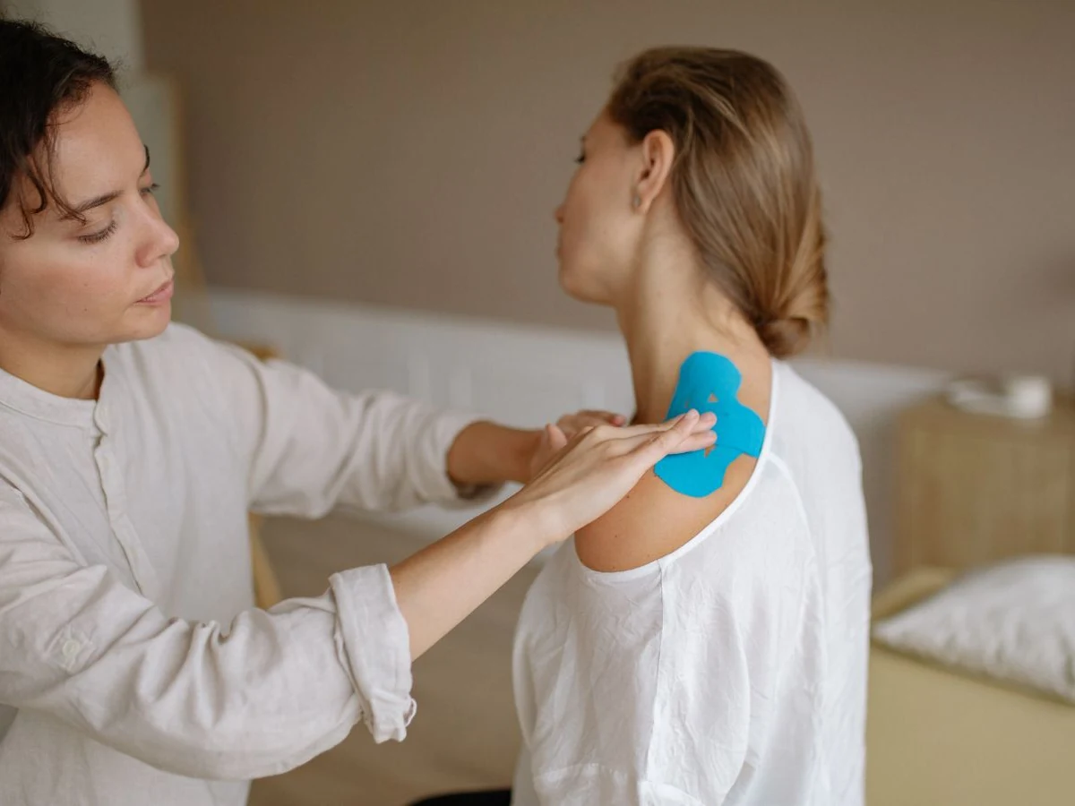 Applicazione di taping sulla spalla