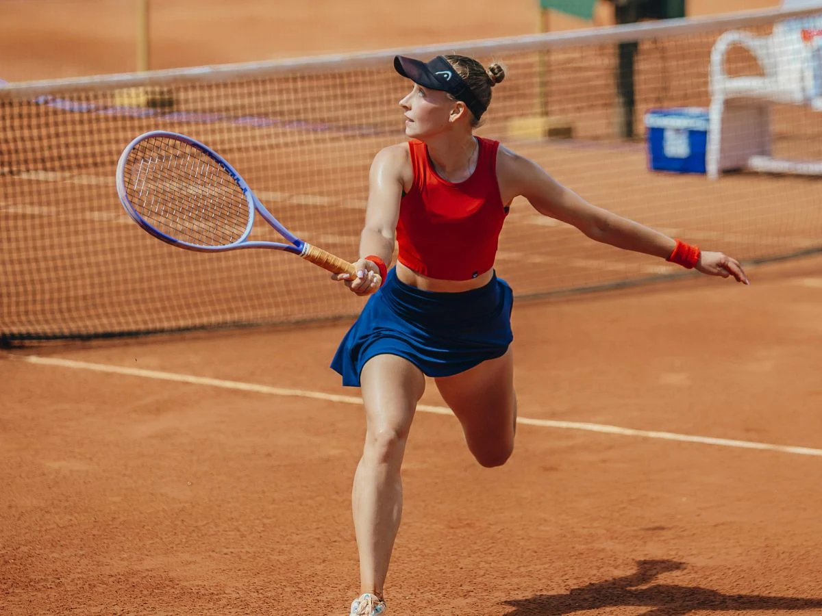 Tennista durante un colpo di dritto