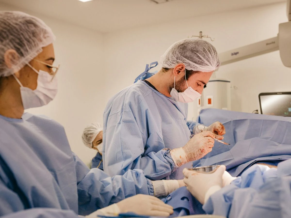 Chirurgo ortopedico in sala operatoria