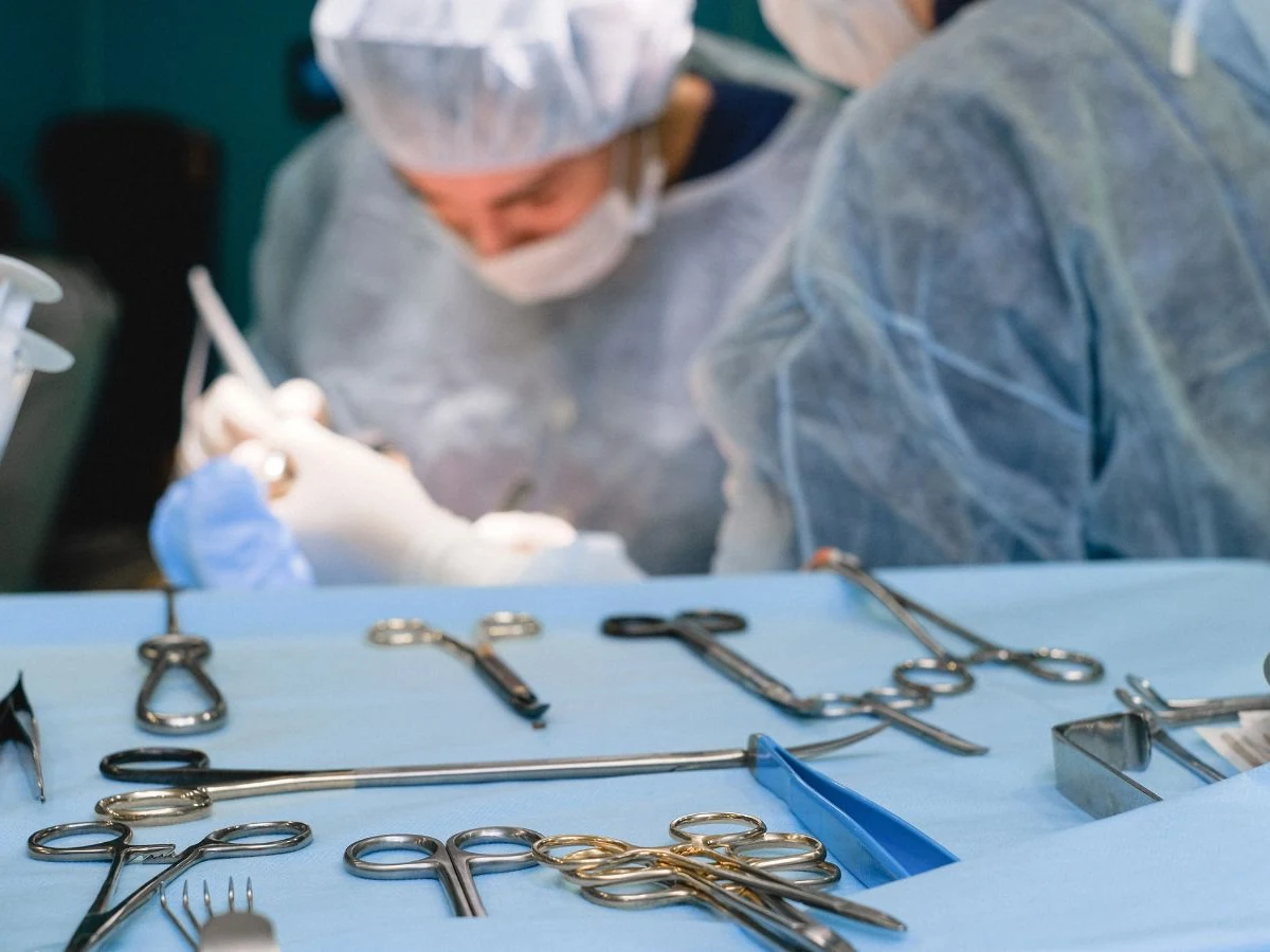 Chirurghi al lavoro con lo strumentario operatorio