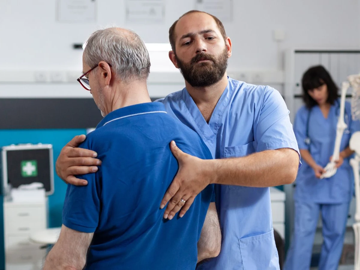 Esame clinico della spalla con test ortopedici