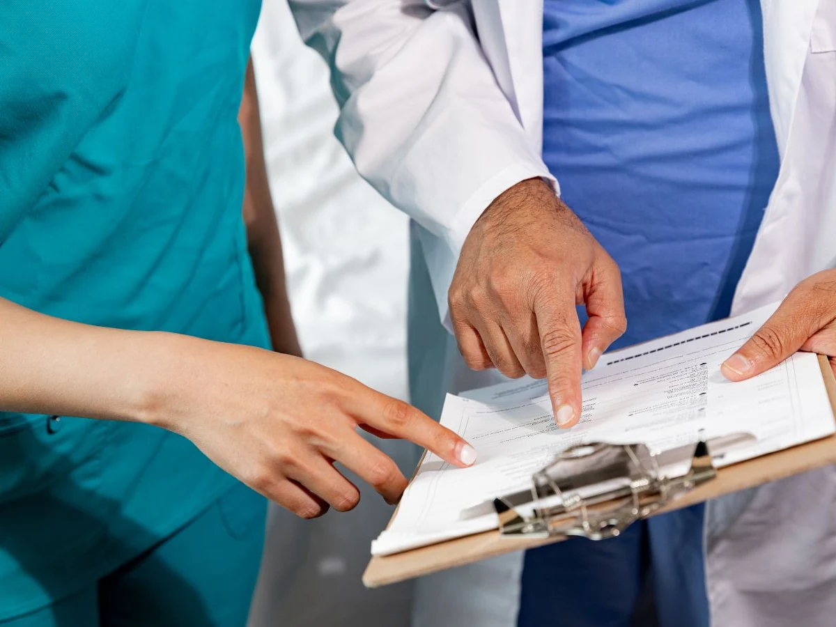 Medici che esaminano la cartella clinica