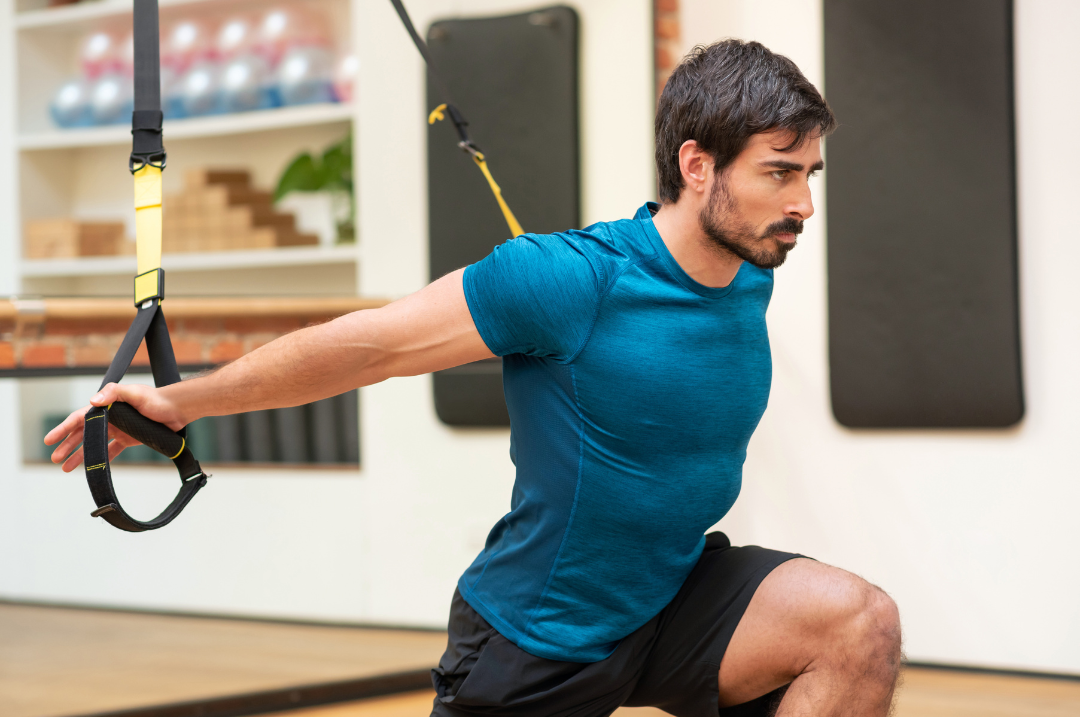uomo che fa TRX in palestra