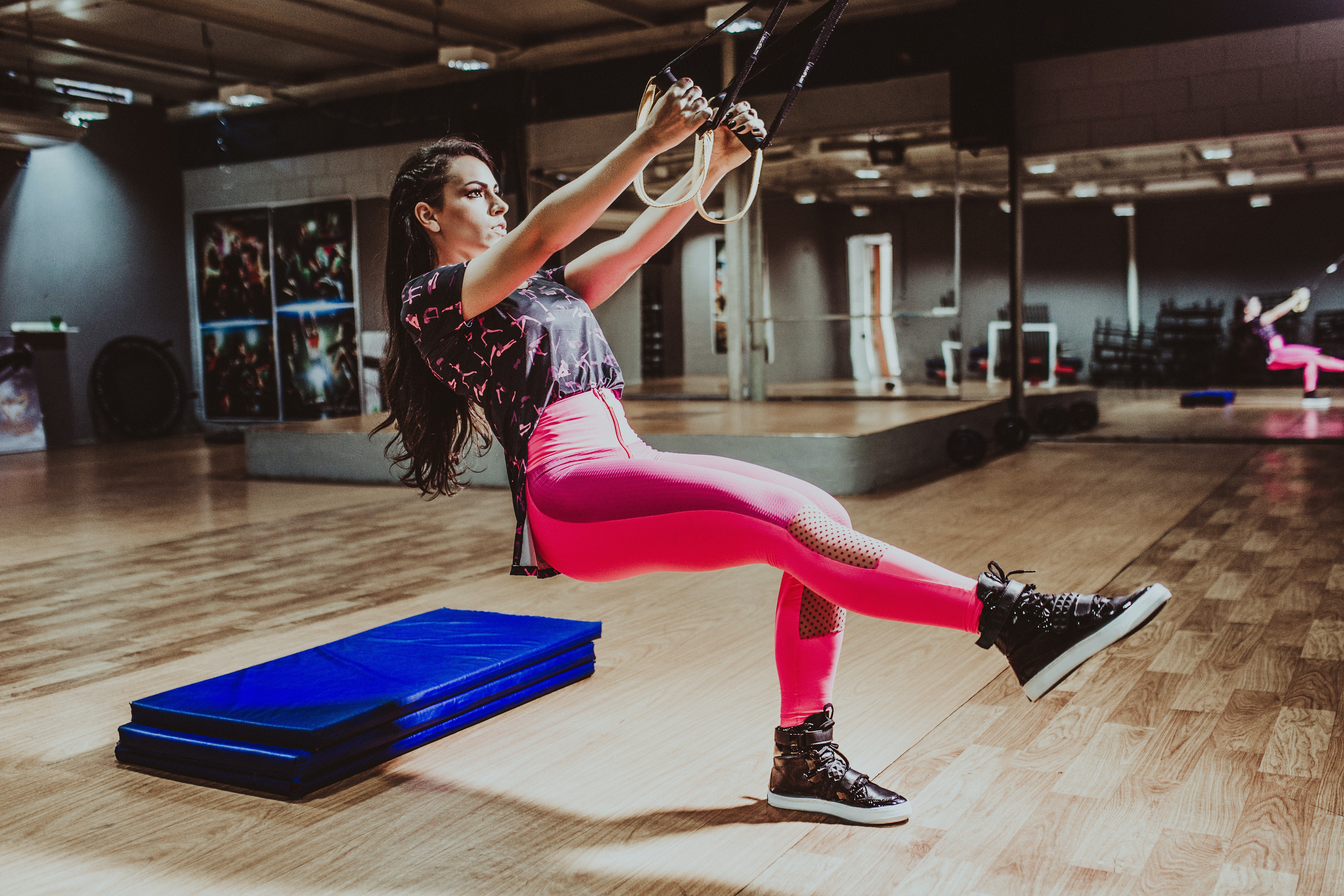 Ragazza che fa TRX in palestra
