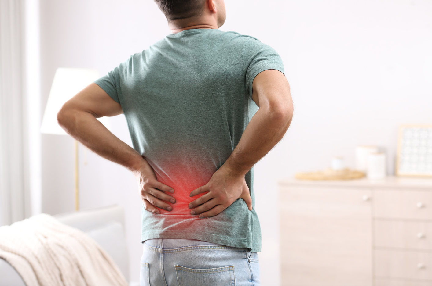 uomo che si tocca la schiena per il dolore