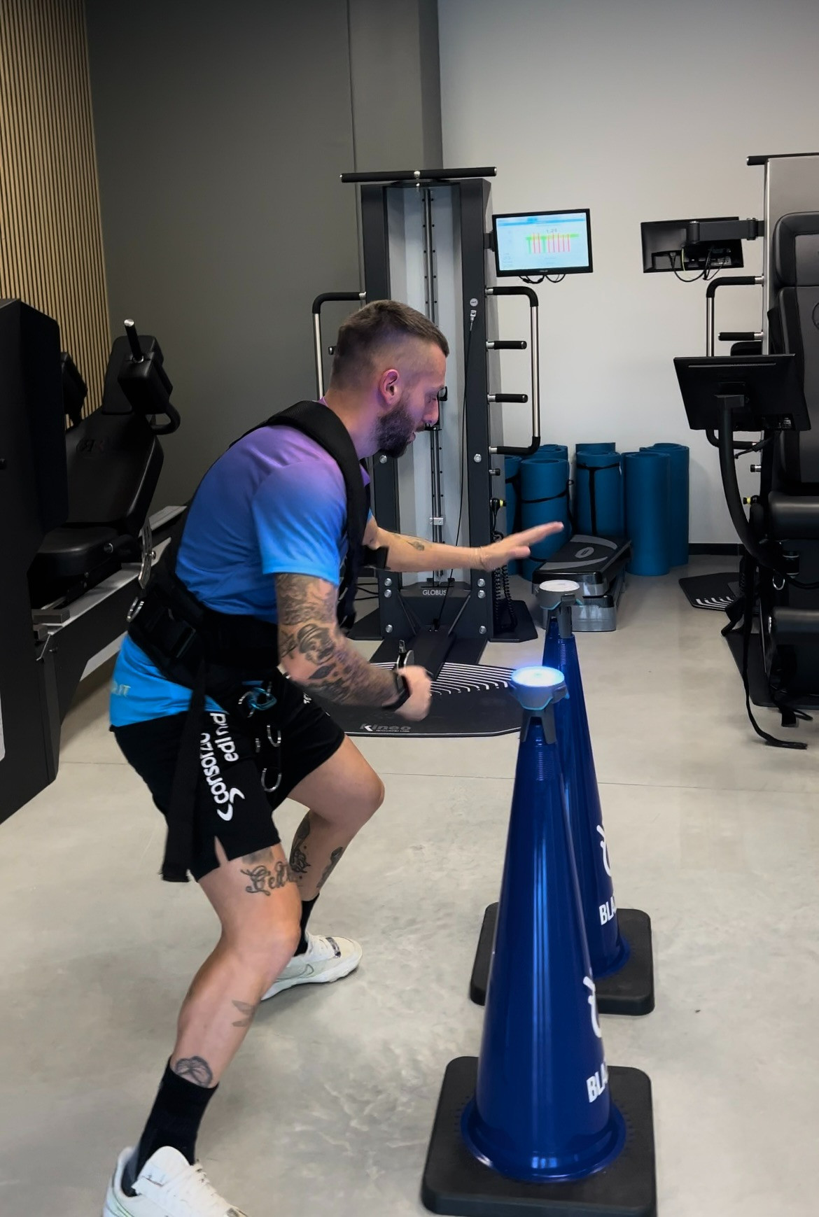 Allenamento dello sportivo con Blazepod all'interno del CRR FisioFit